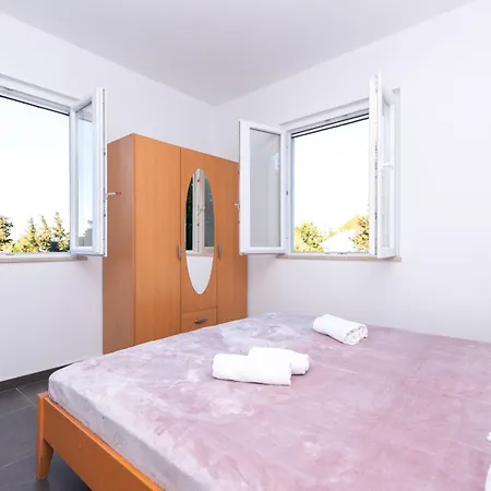 Haus In Mit Kostenlosem Parkplatz